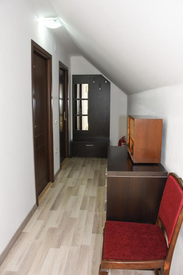 Tomis House Hotel Curtea De Arges Exterior photo