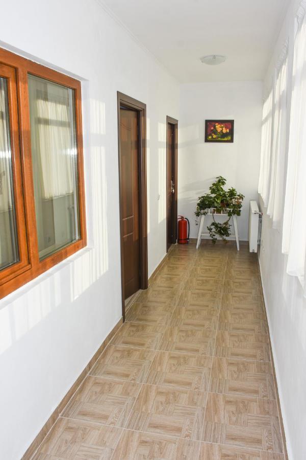 Tomis House Hotel Curtea De Arges Exterior photo