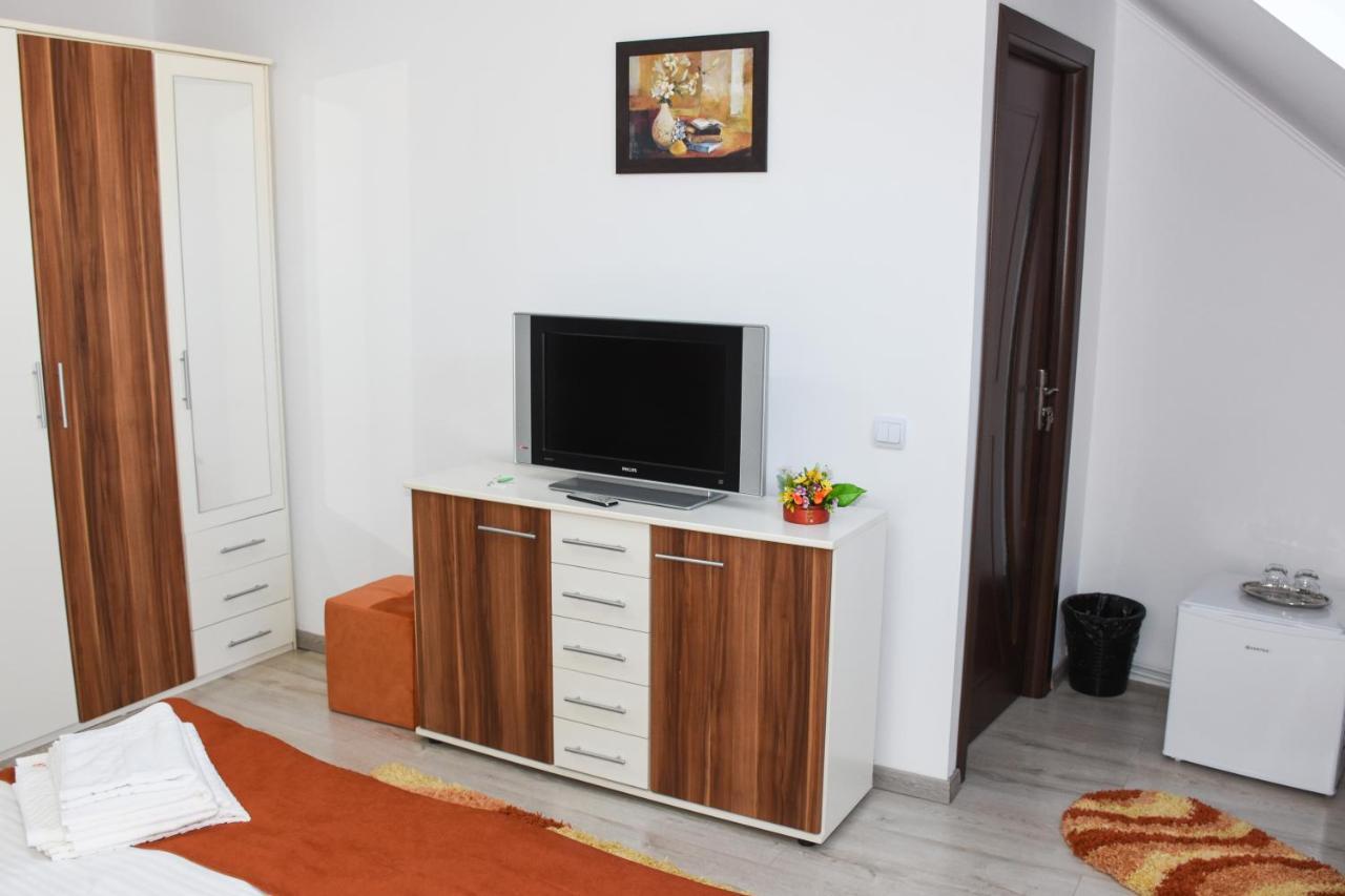 Tomis House Hotel Curtea De Arges Exterior photo